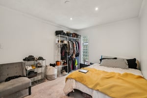 Wisconsin St-S1810-023.jpg