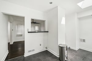 Wisconsin St-S1810-025.jpg