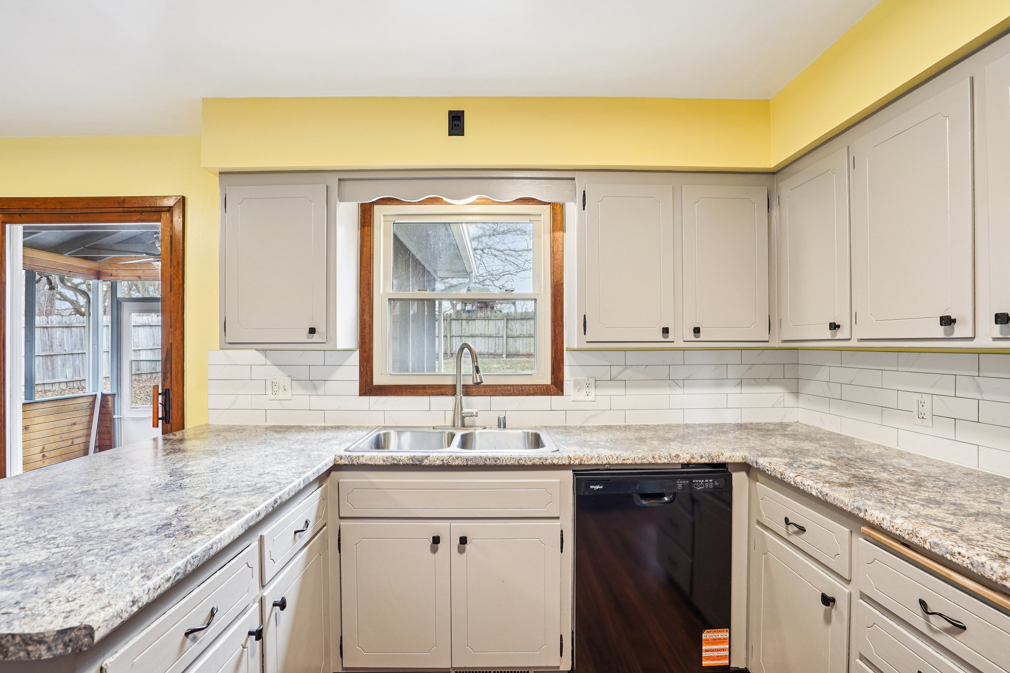 Oakview Dr-S1802-014.jpg