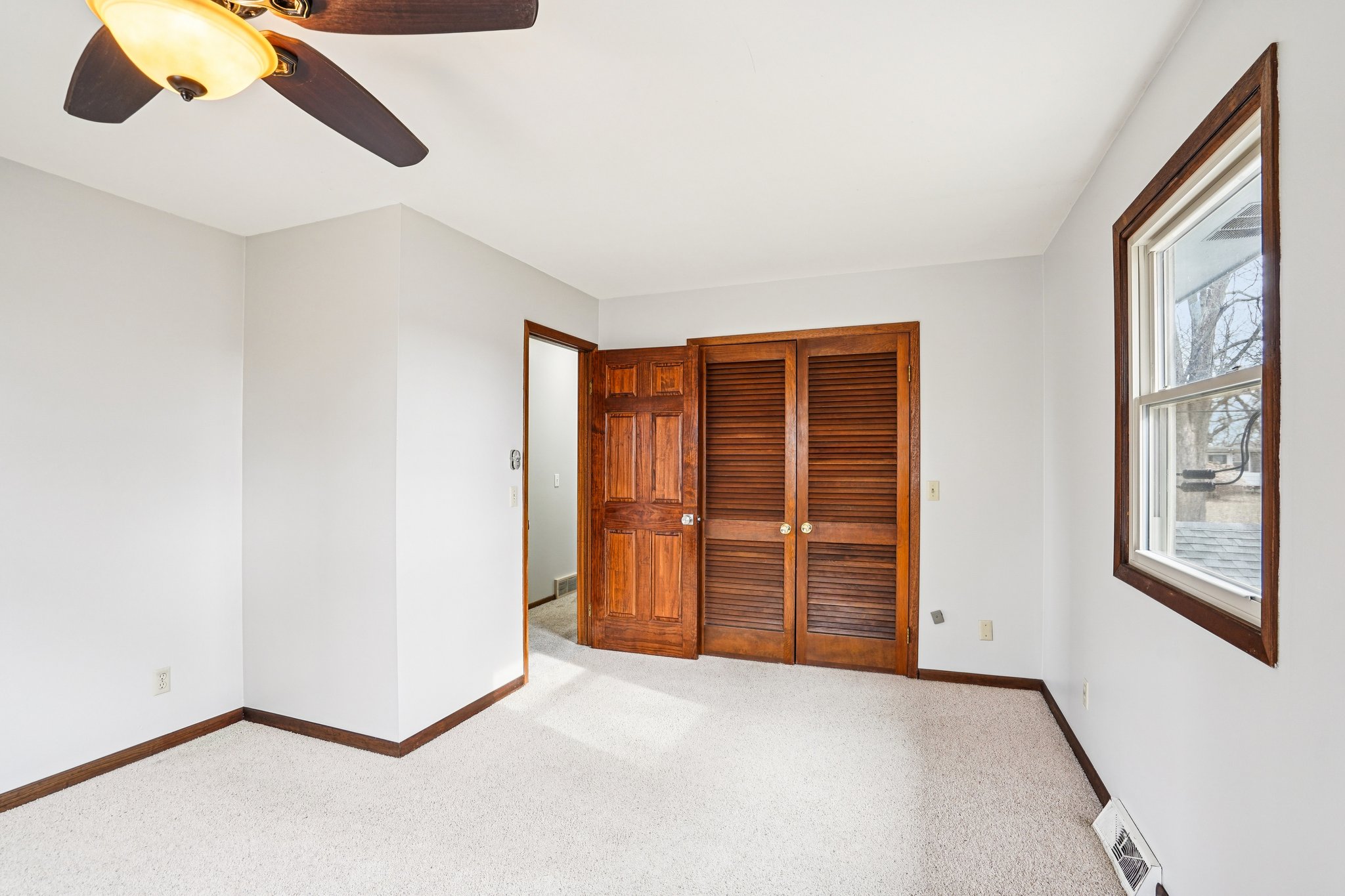 Oakview Dr-S1802-031.jpg