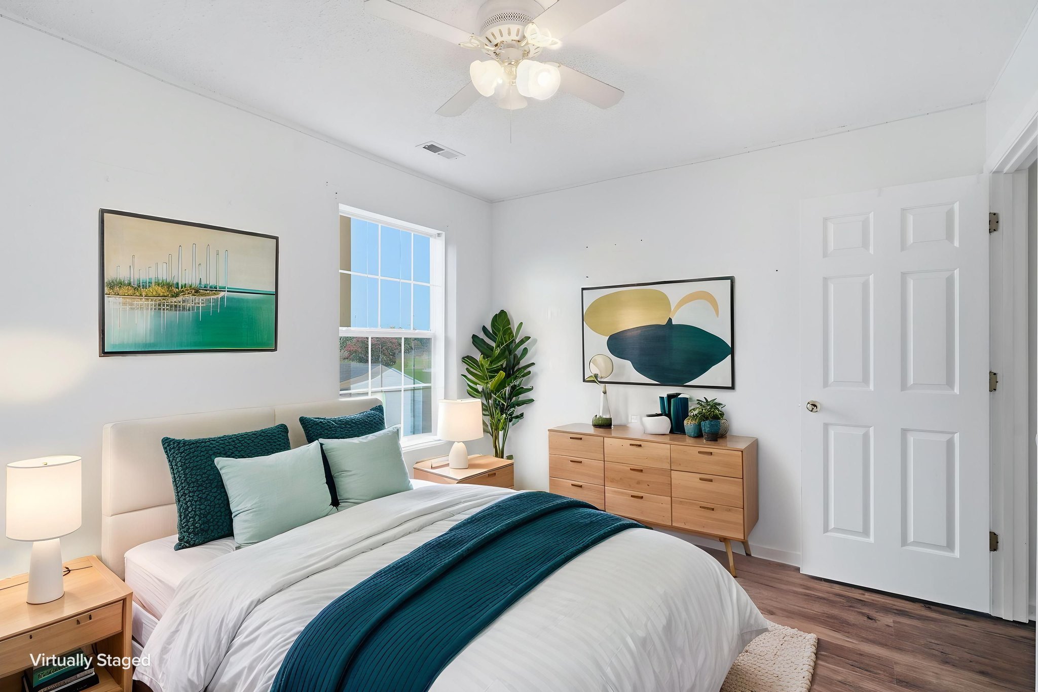 DSC00567 virtually staged.jpeg