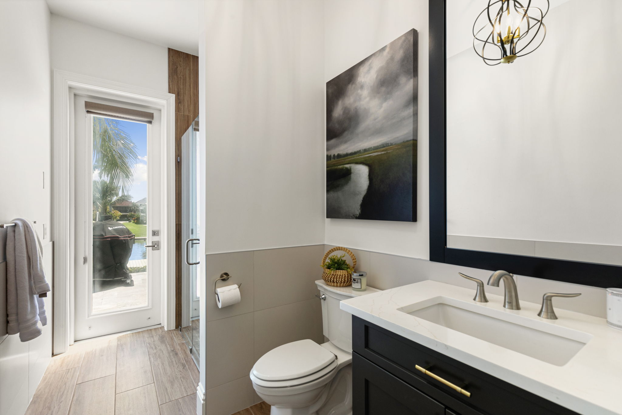 Full Bath to Pool and beside guest room