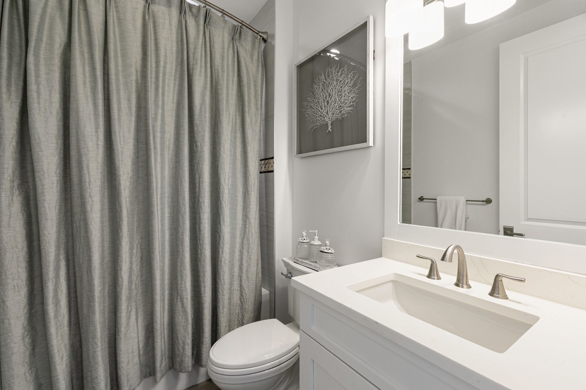 Full bathroom between upstairs bedrooms