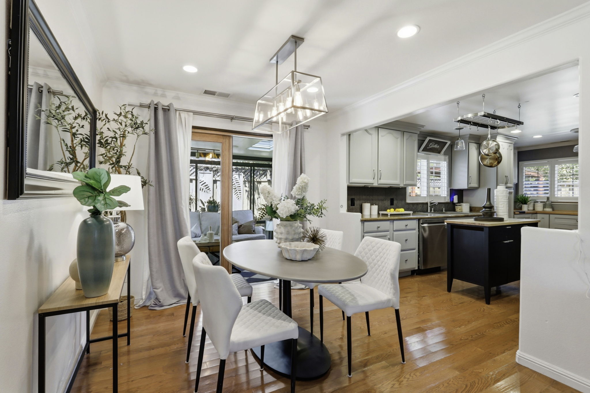 Dining Area & Kitchen