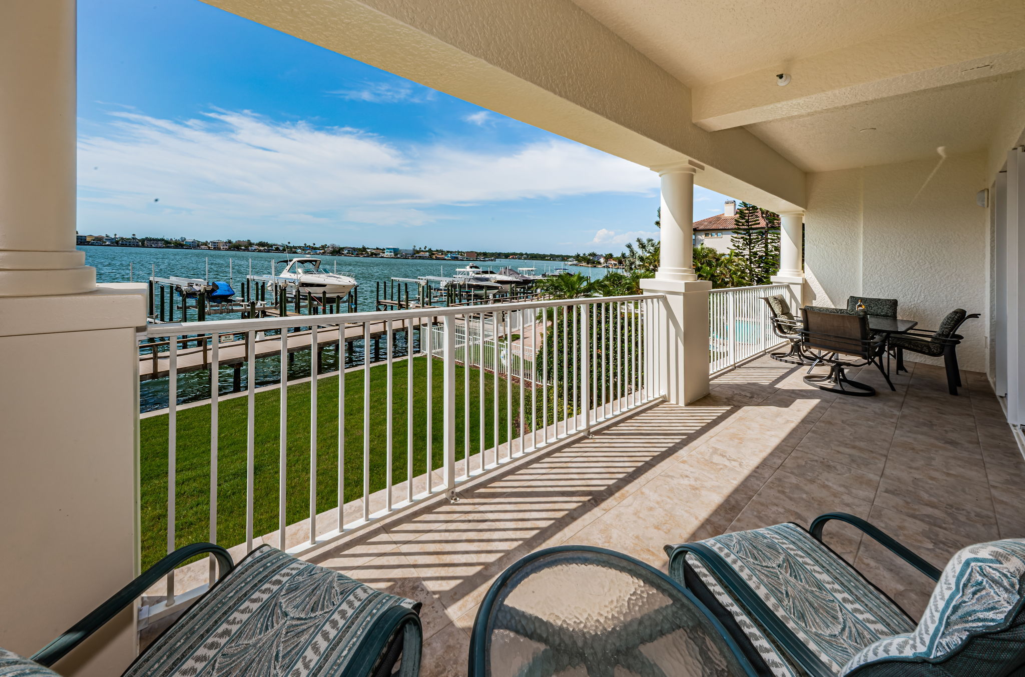 BALCONY FRONTS BOTH MASATER BDRM & LIV ROOM.