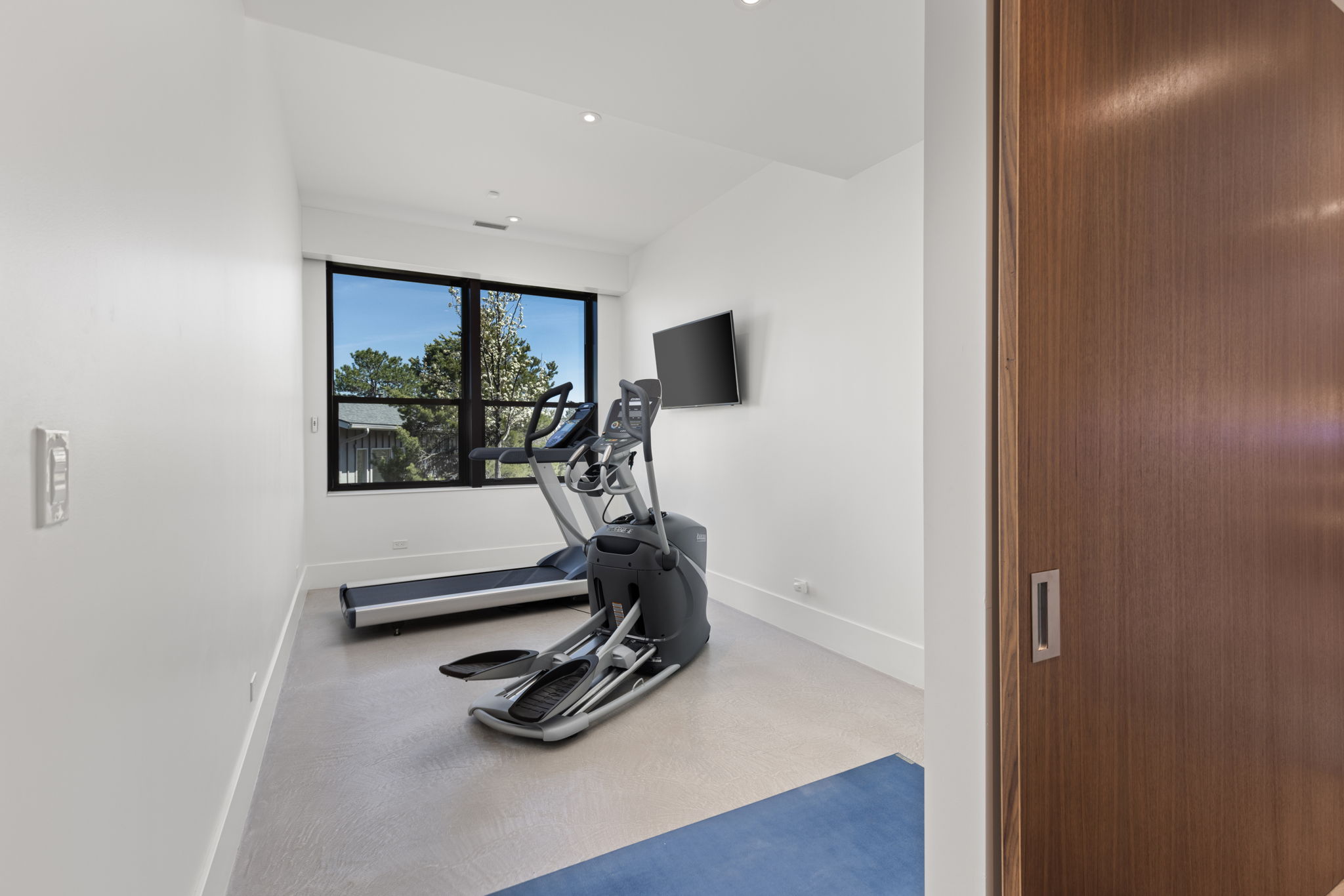 Flex room perfect for gym, additional office, or...