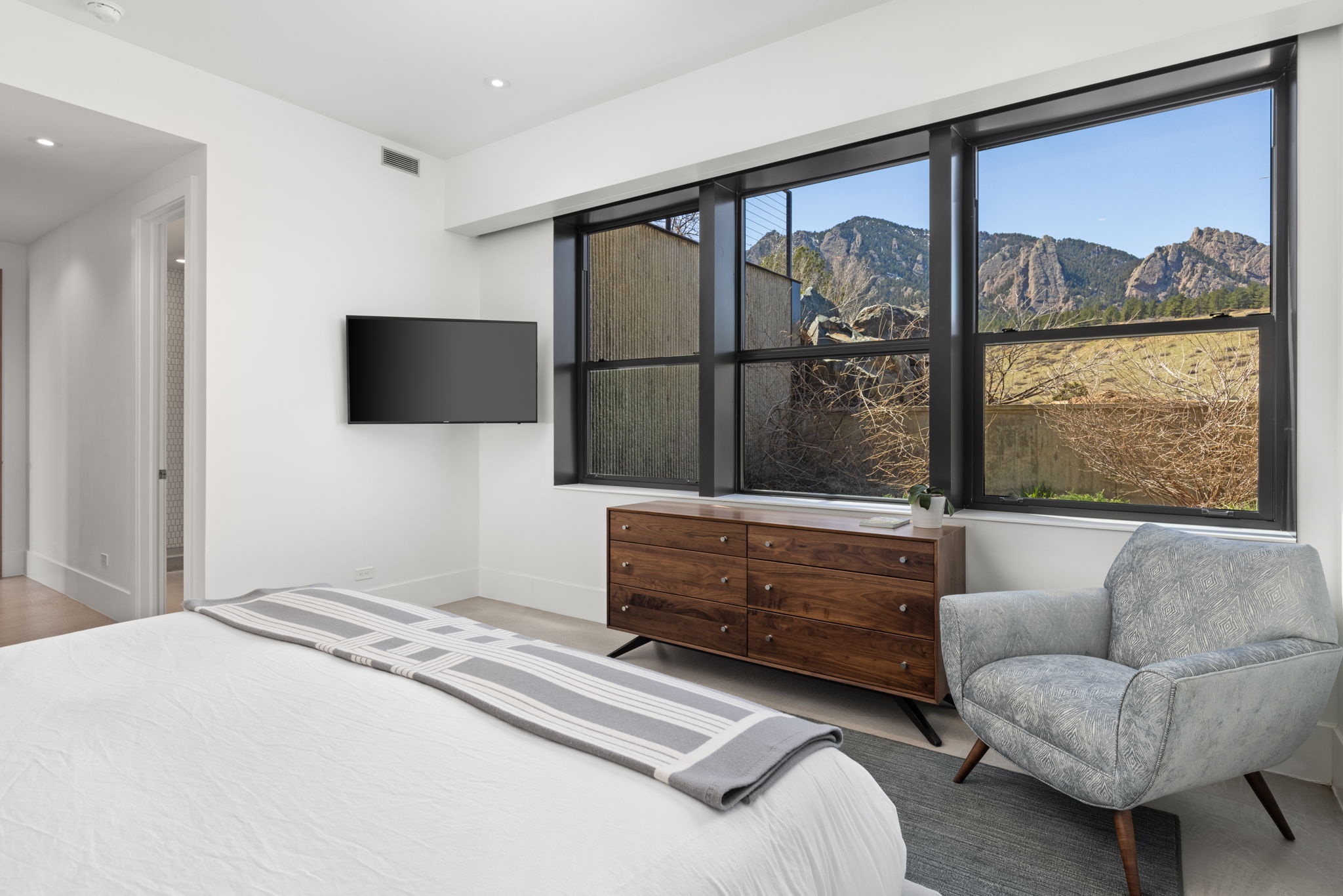 Bedroom suite 4 with Flatiron views.