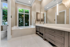 Master Vanity Tub