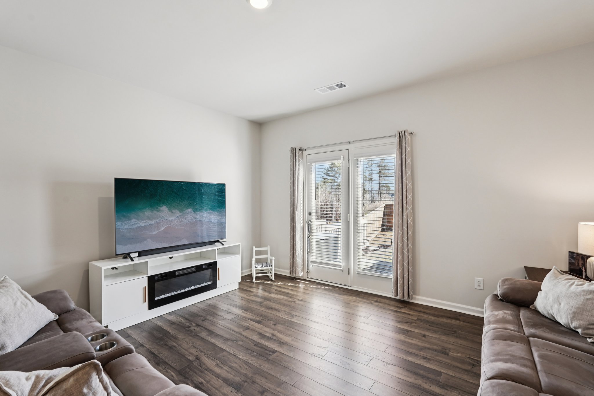 Whitewood Dr-S0702-006.jpg