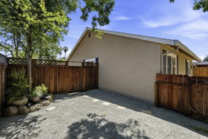 038_F8_1780 Honeysuckle Rd