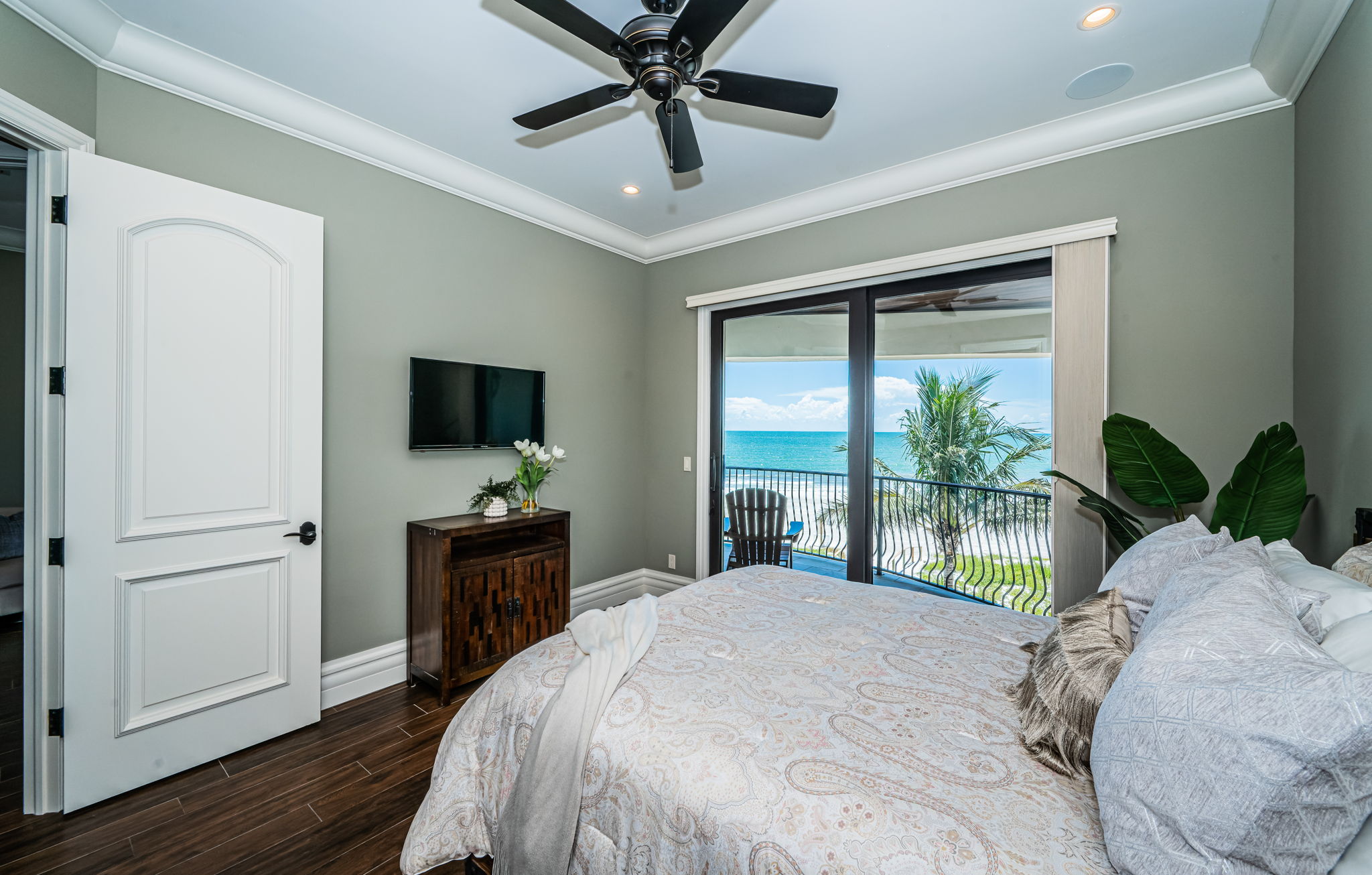 Upper Level Guest Bedroom2b