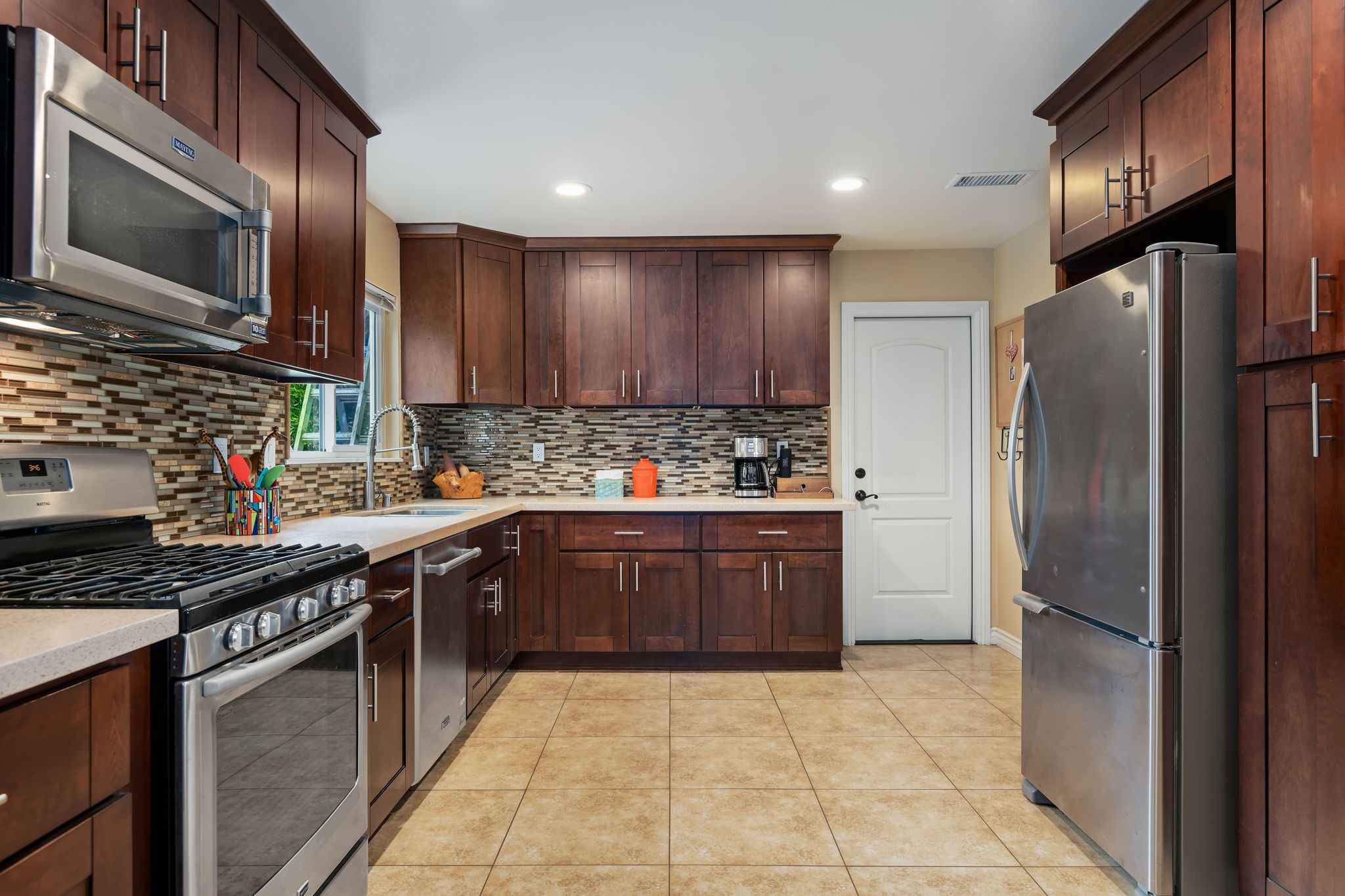 11 - Kitchen