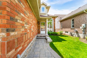 Front Porch/Entrance