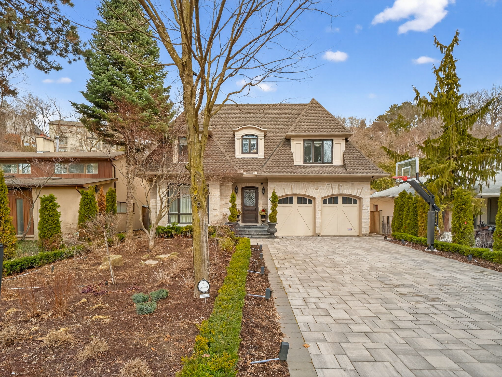 18 Brookfield Rd Toronto, ON M2P 1A9