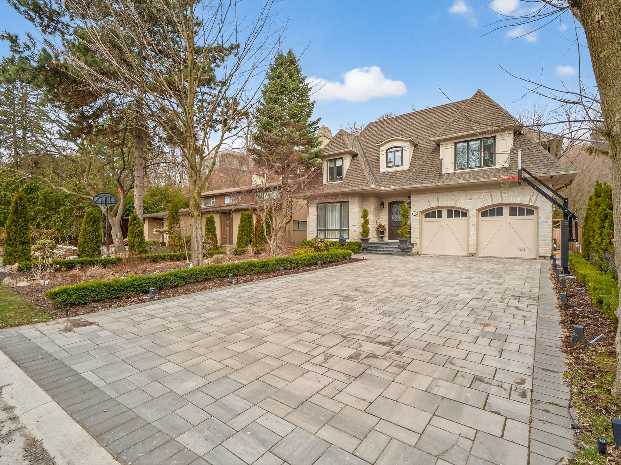 18 Brookfield Rd Toronto, ON M2P 1A9