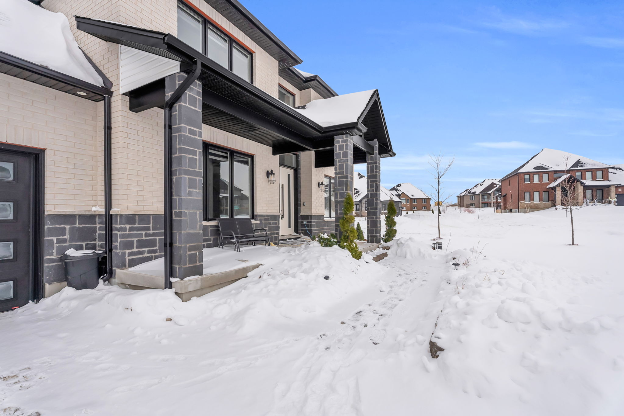Front Porch/Entrance