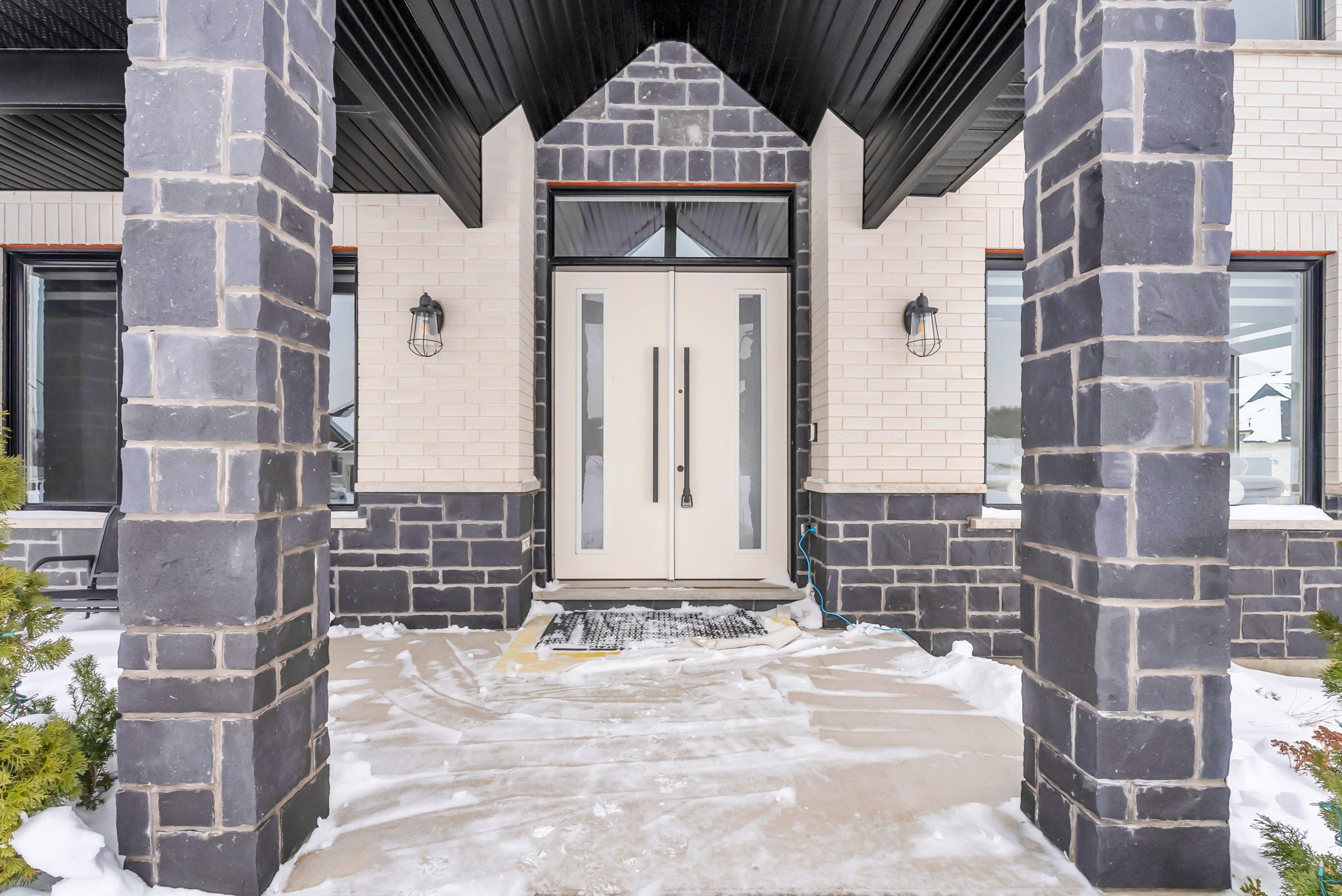 Front Porch/Entrance