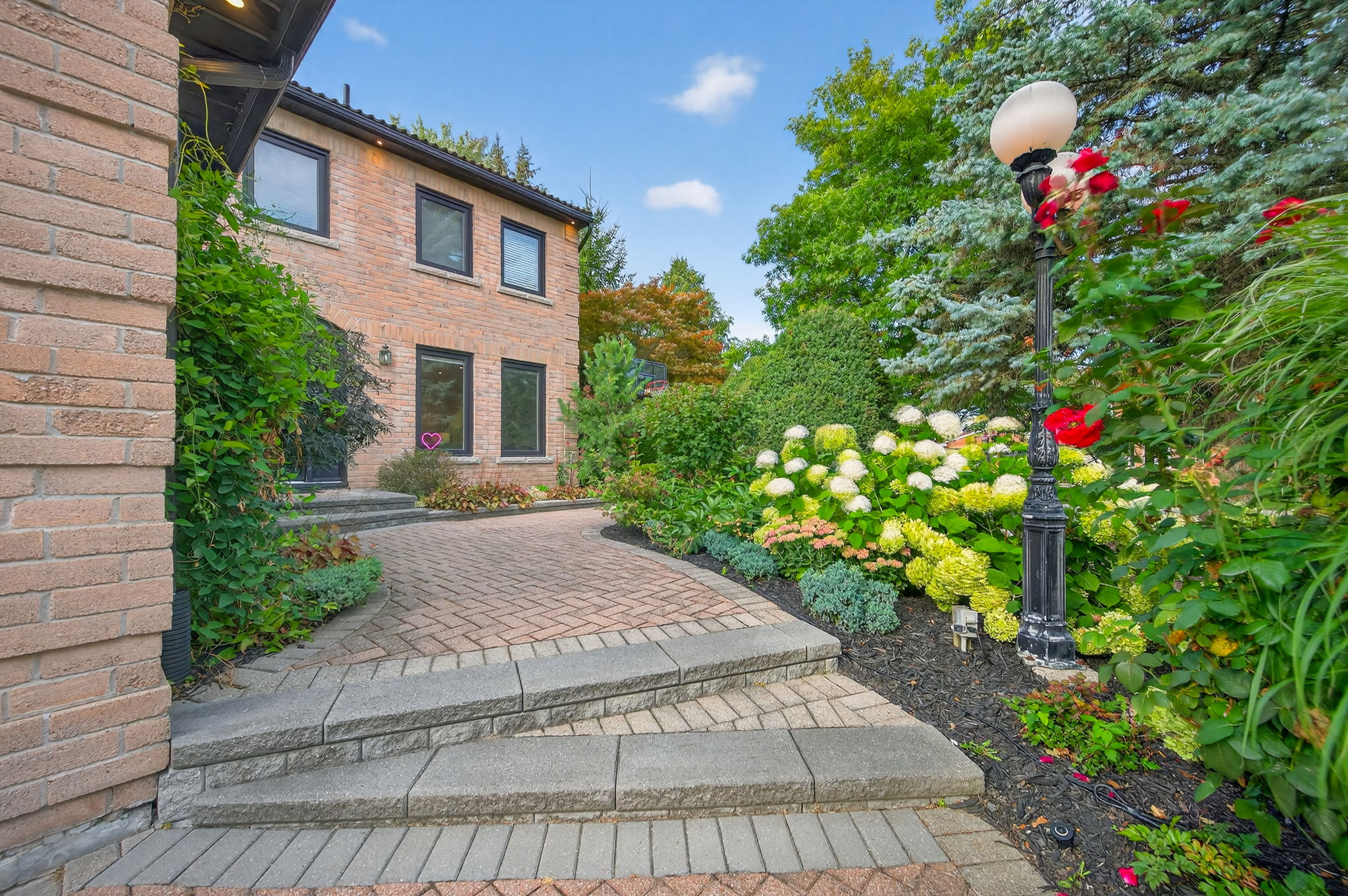 18 Cranberry Ln Aurora, ON L4G 5Y1