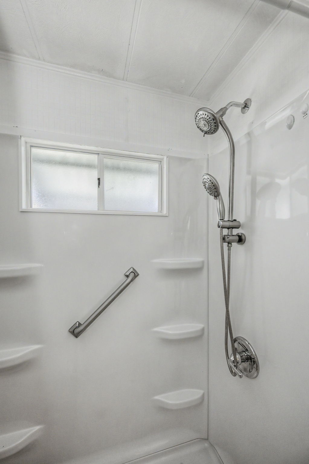 Bathroom 2b-e