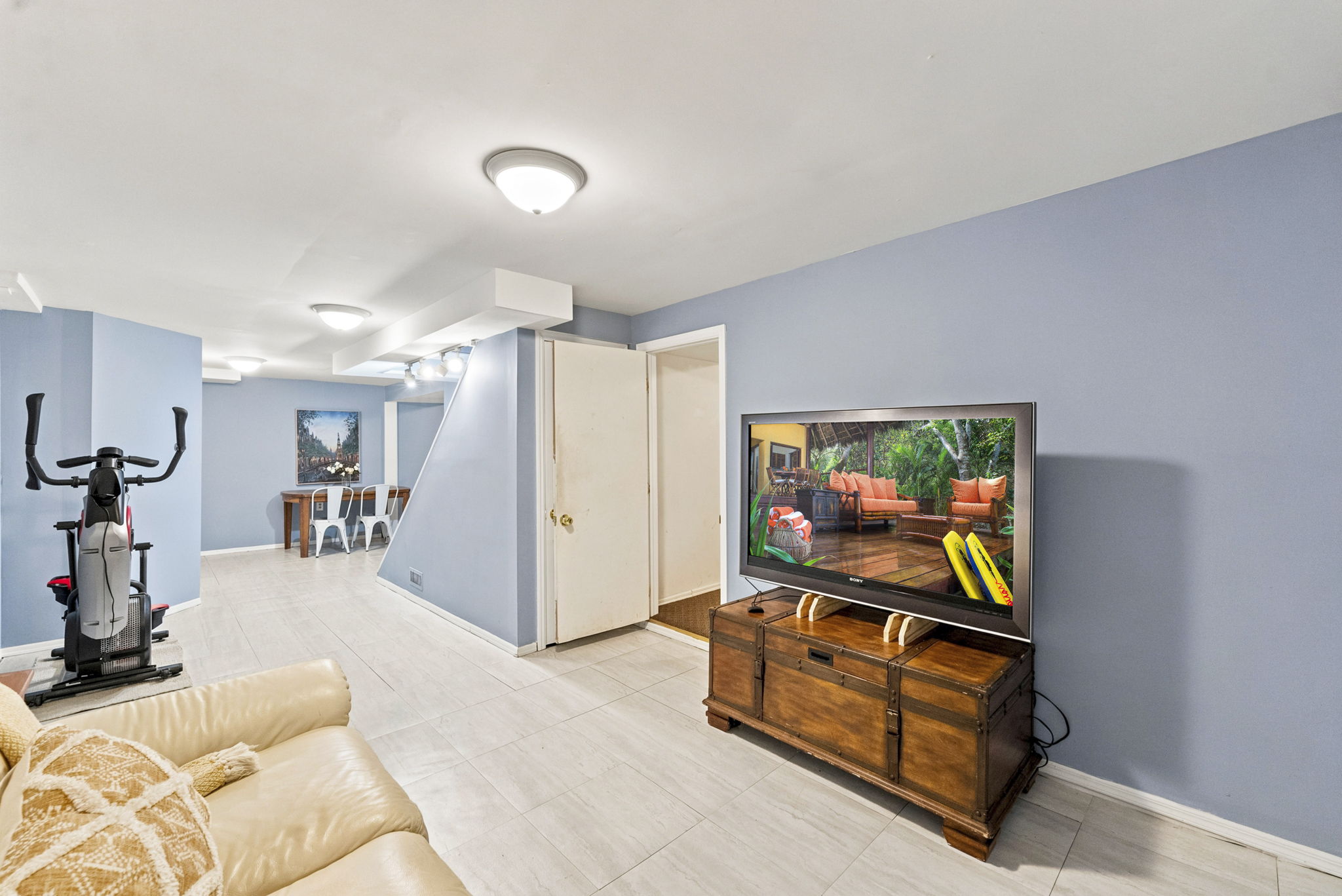 Finished Basement-Basement Den