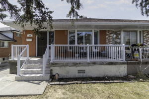 18 Grampian Crescent, North York, ON M9L 2L3, Canada Photo 2