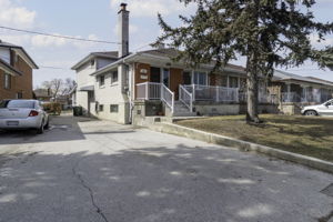 18 Grampian Crescent, North York, ON M9L 2L3, Canada Photo 3