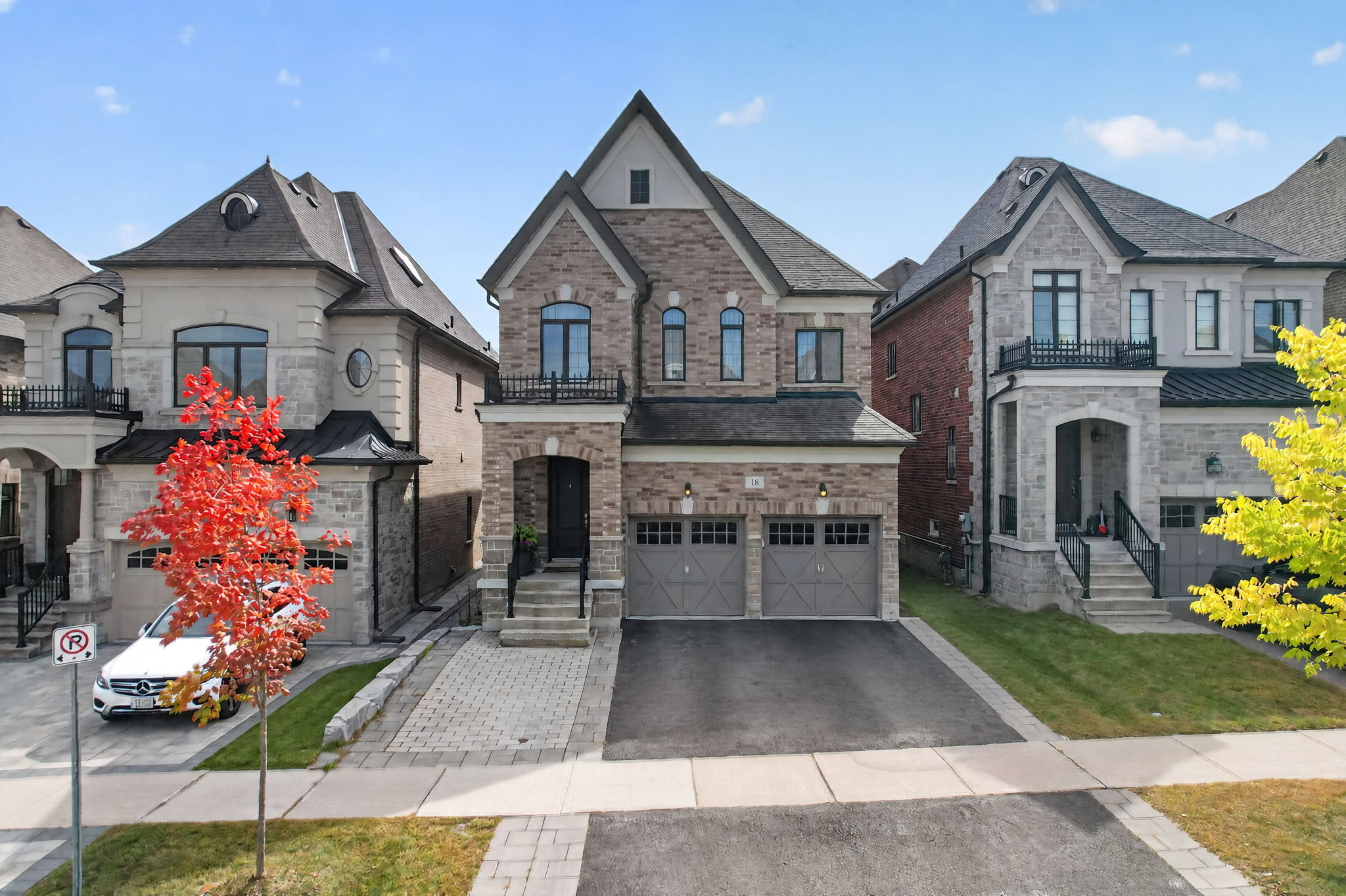 18 Hackwood Cres Aurora, ON L4G 6Z6