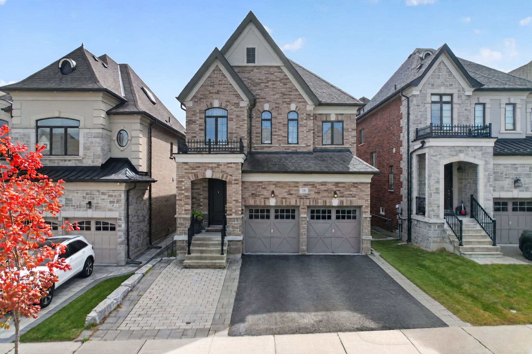 18 Hackwood Cres Aurora, ON L4G 6Z6