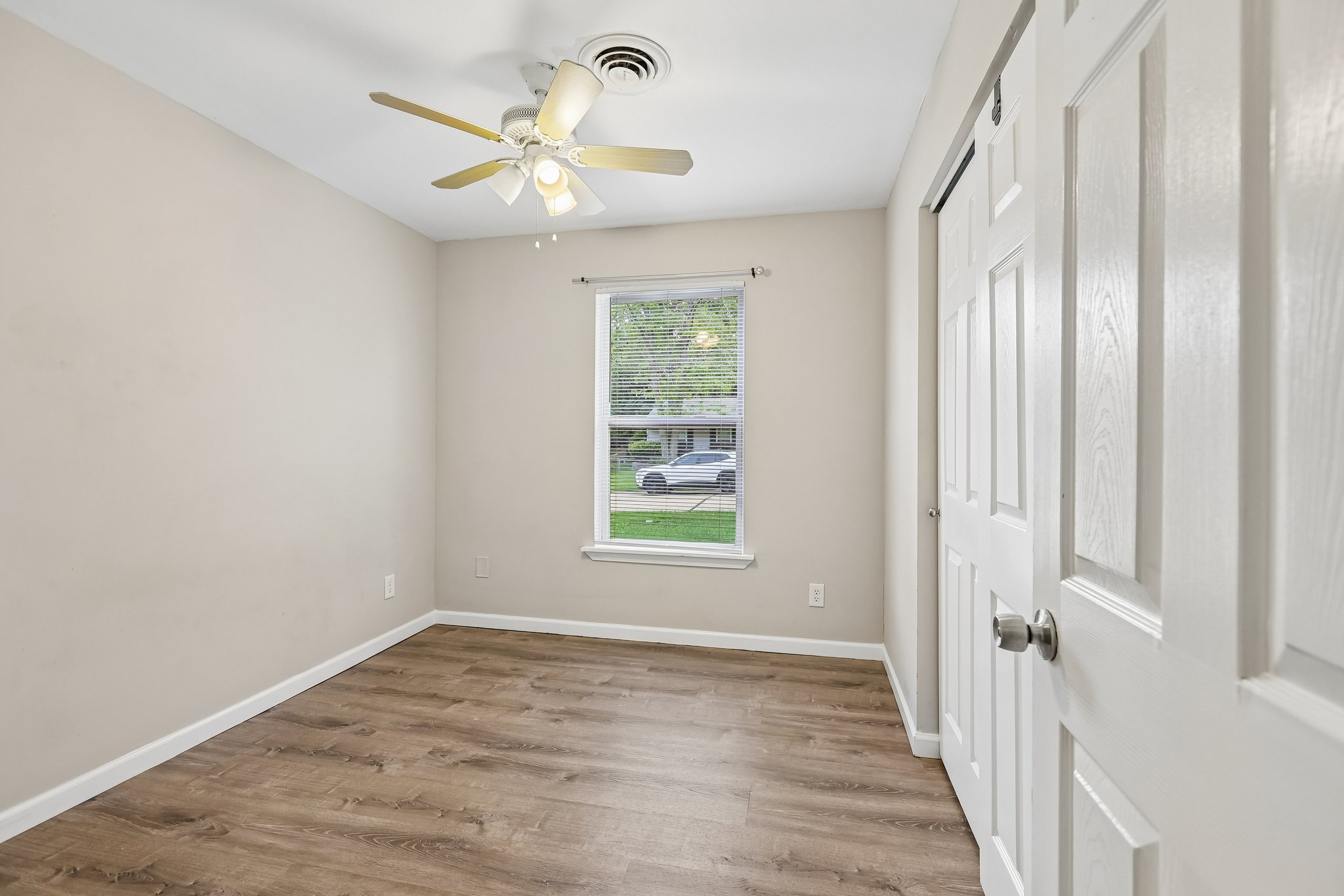 Lone Elk Ln-S2409-013.jpg