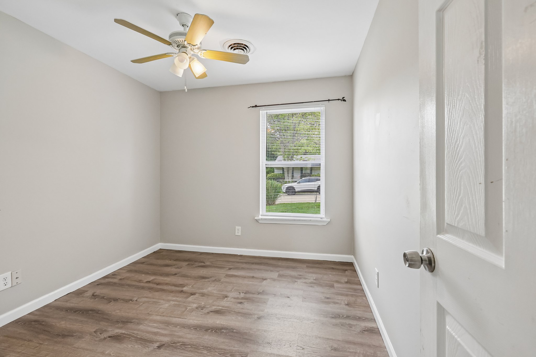 Lone Elk Ln-S2409-018.jpg