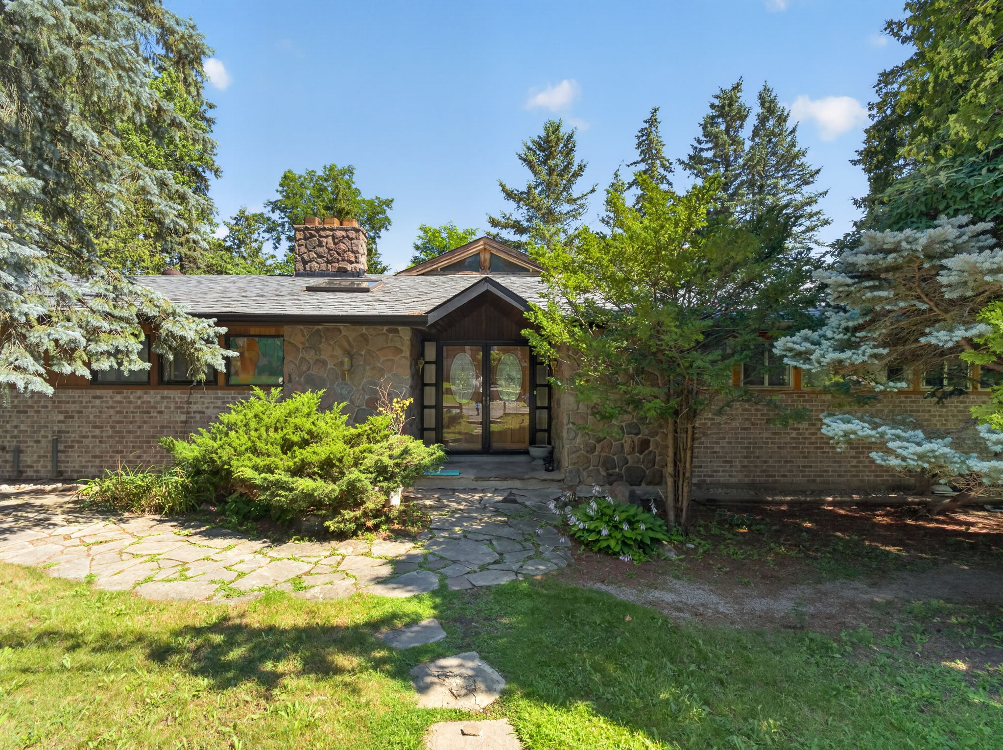 18 Mill St Vaughan, ON L4J 8C5