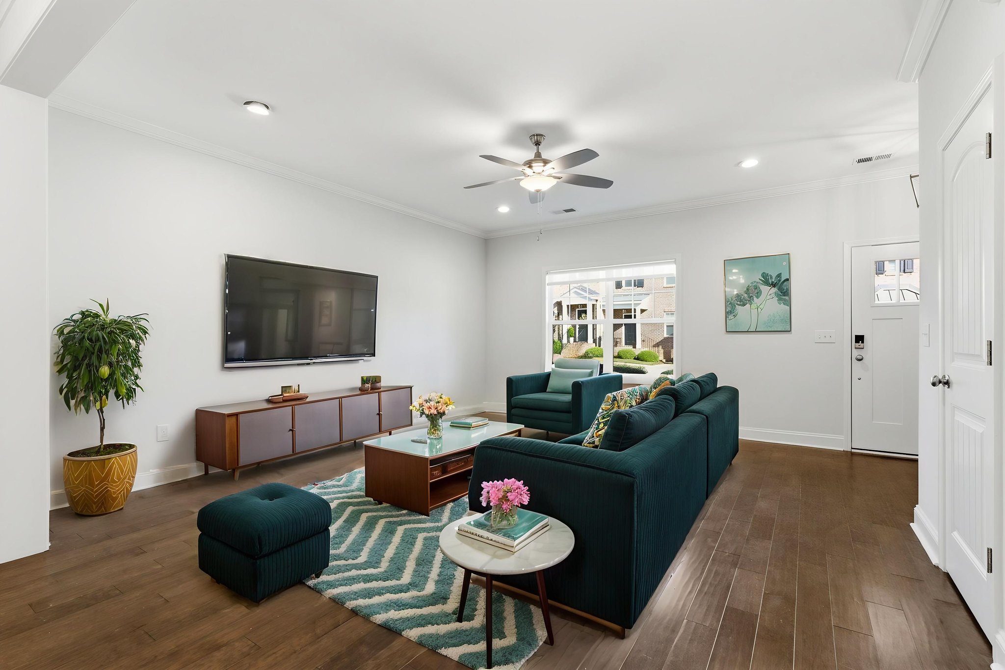 DSC08522 virtually staged.jpeg