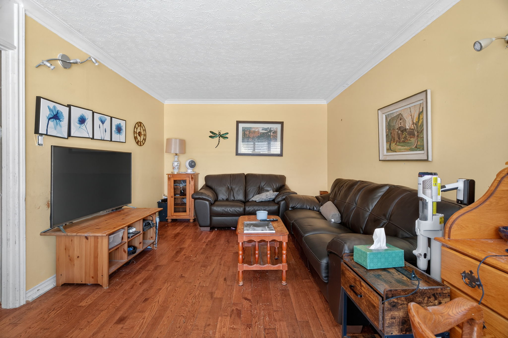 18 Rossburn Dr Toronto, ON M9C 2P6