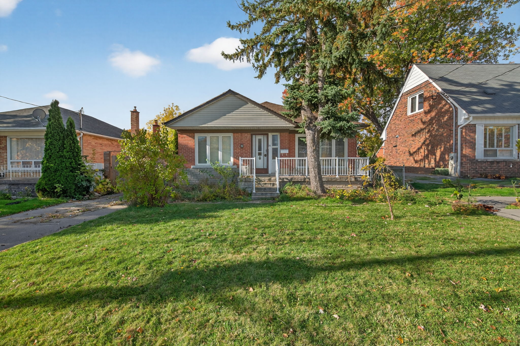 18 Rossburn Dr Toronto, ON M9C 2P6