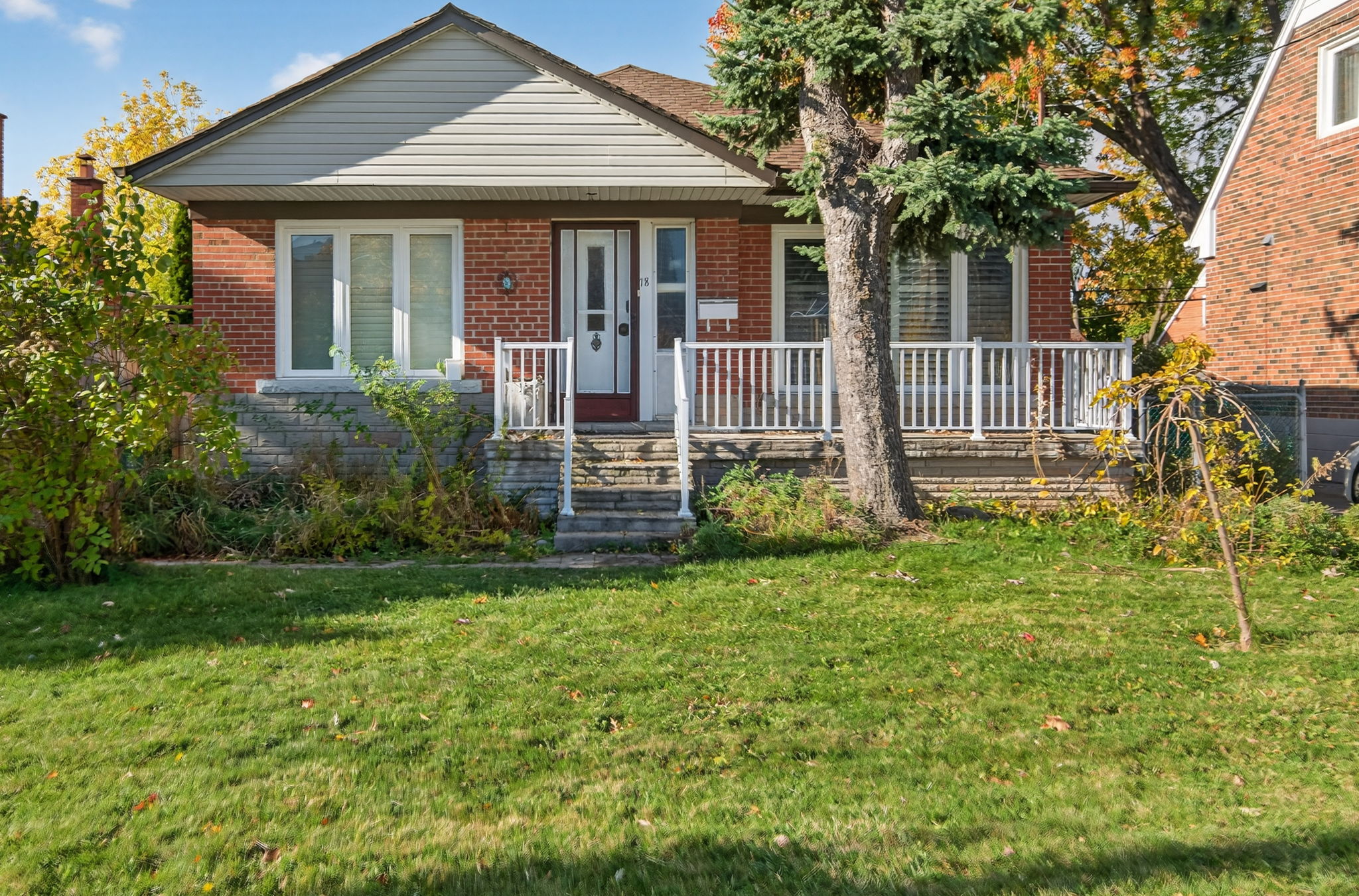 18 Rossburn Dr Toronto, ON M9C 2P6
