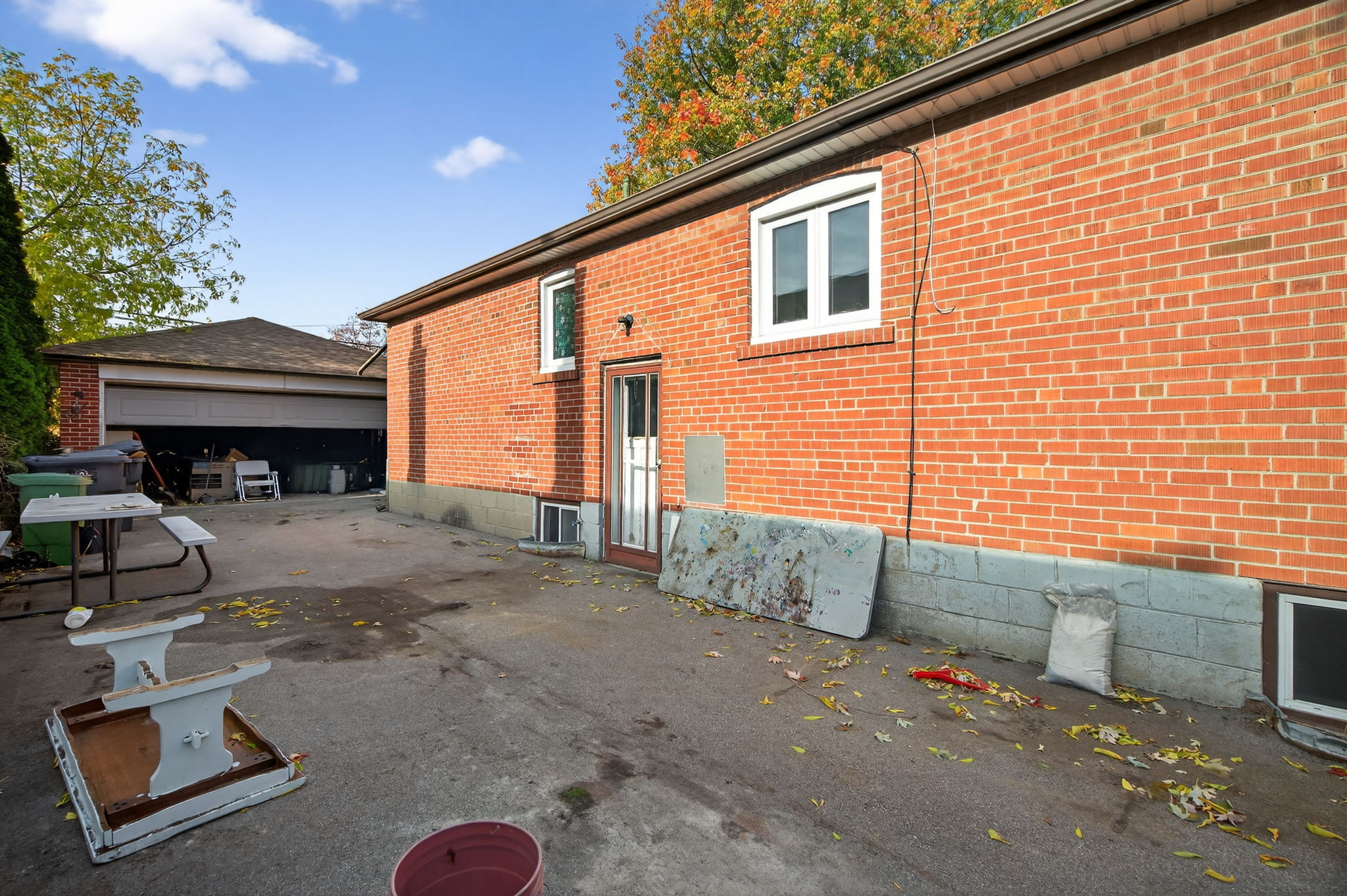 18 Rossburn Dr Toronto, ON M9C 2P6
