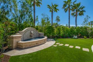 Fountain located in the corner of the lot