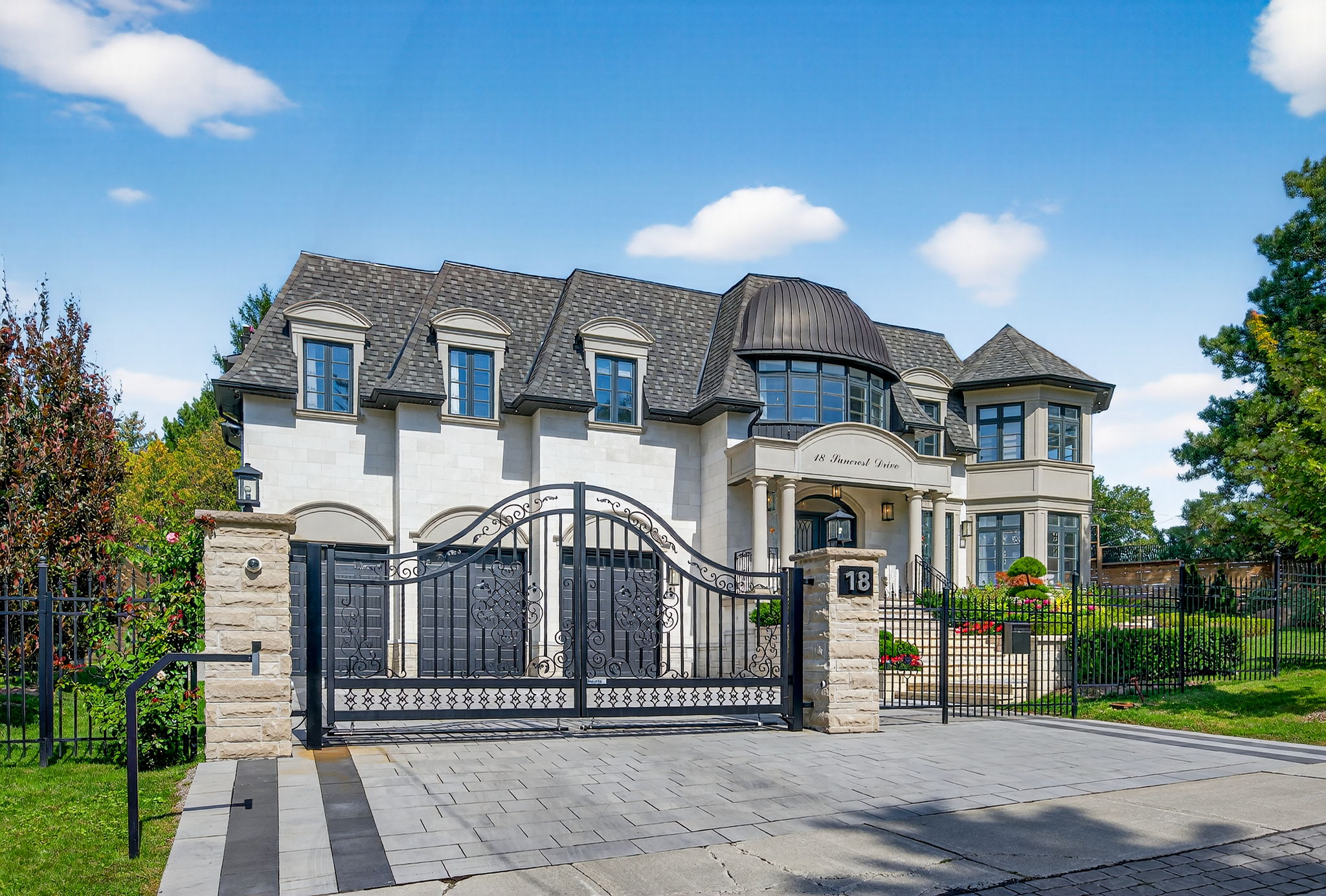 18 Suncrest Dr Toronto, ON M3C 2L2