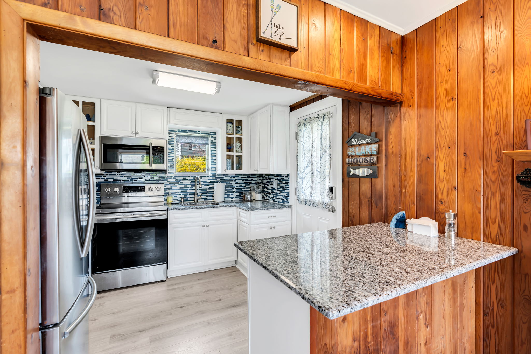 Kitchen breakfast bar