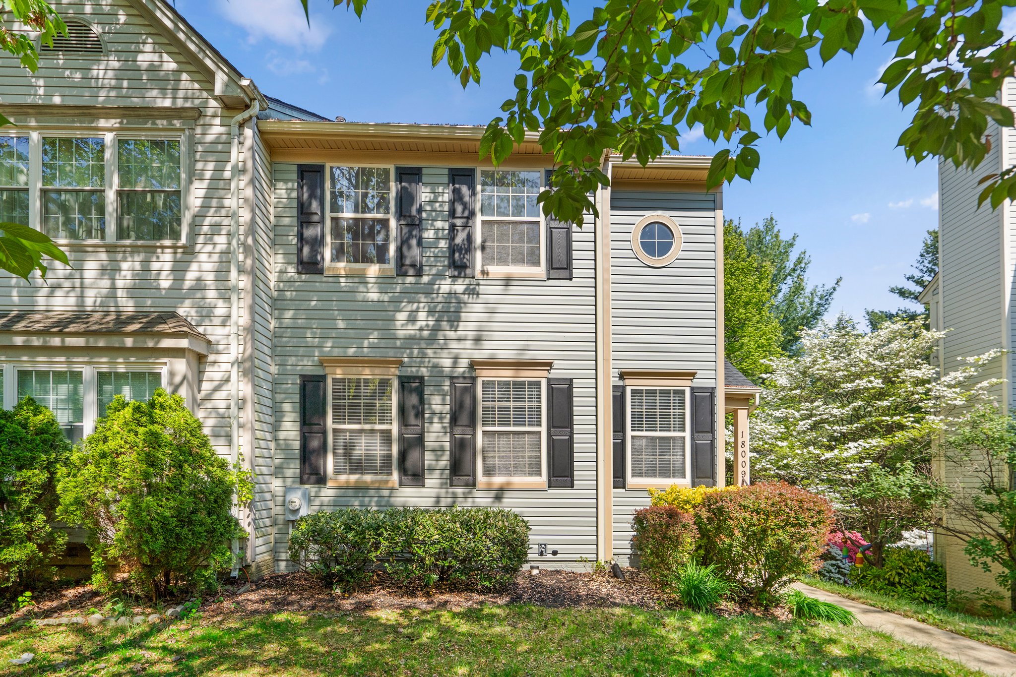 02. 18009 Fence Post Ct.jpg