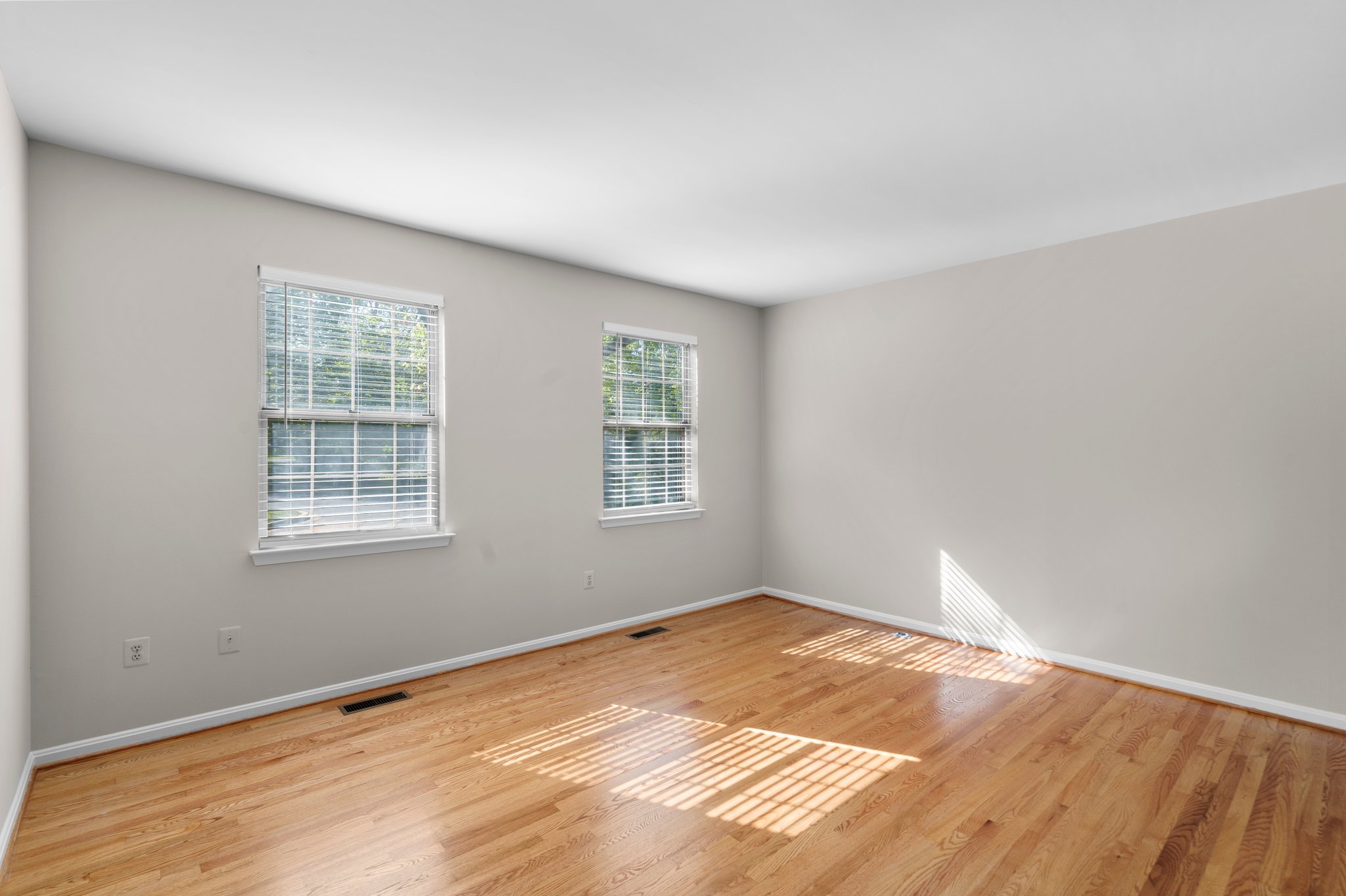 07. 18009 Fence Post Ct.JPG