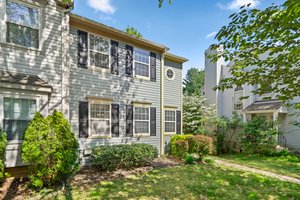 03. 18009 Fence Post Ct.jpg