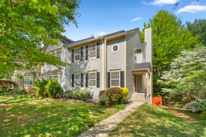 01. 18009 Fence Post Ct.jpg