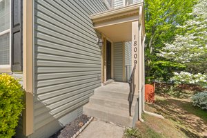 04. 18009 Fence Post Ct.jpg