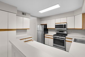 17. 18009 Fence Post Ct.JPG