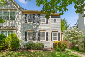 02. 18009 Fence Post Ct.jpg