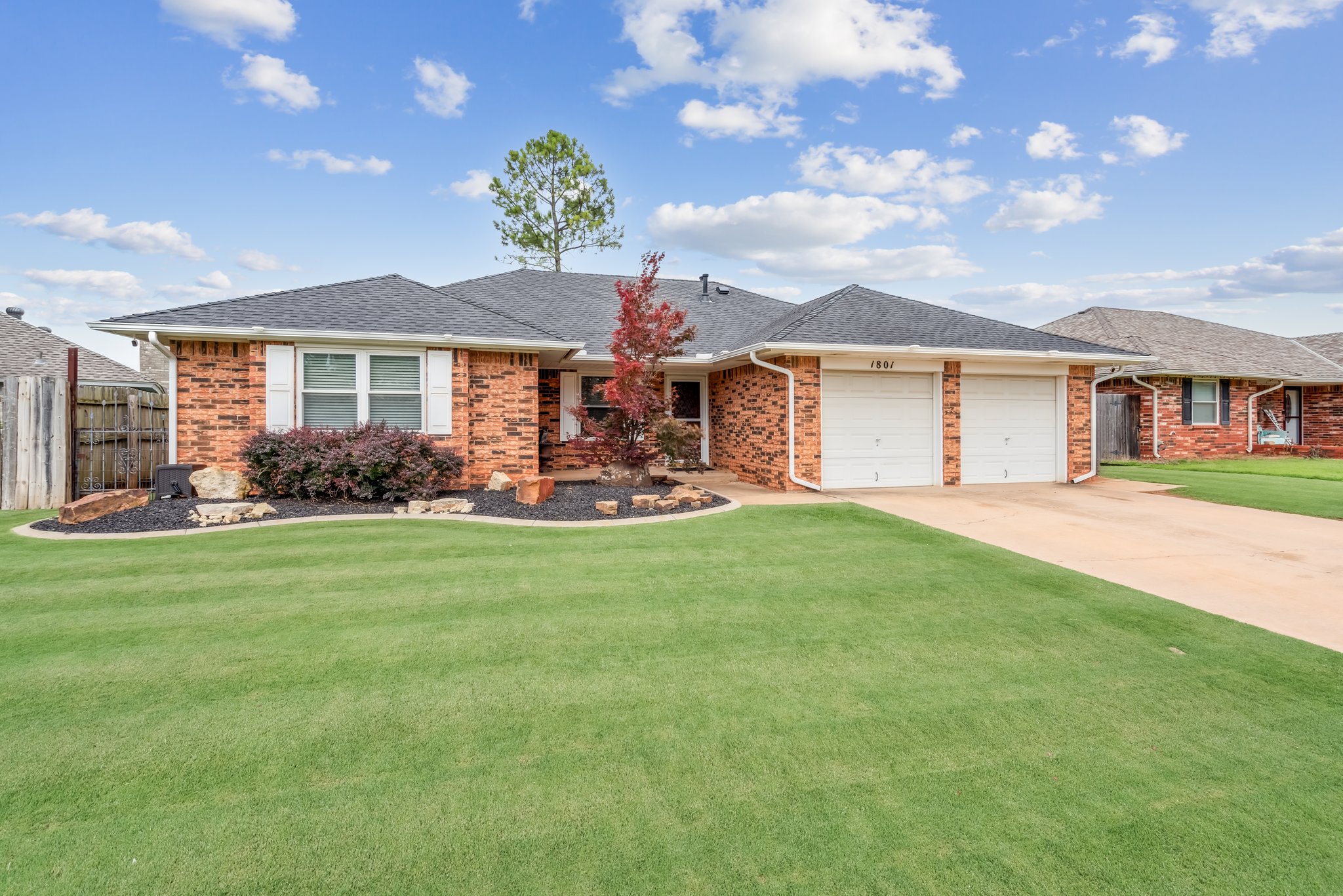 1801 E Hills Dr_001.jpg