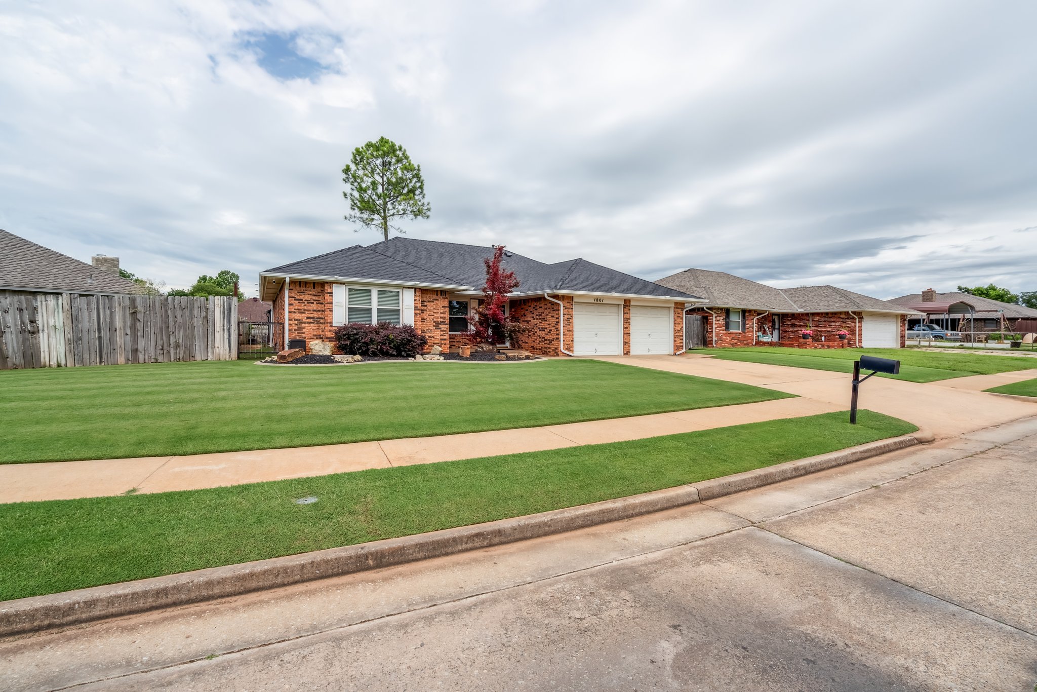 1801 E Hills Dr_002.jpg