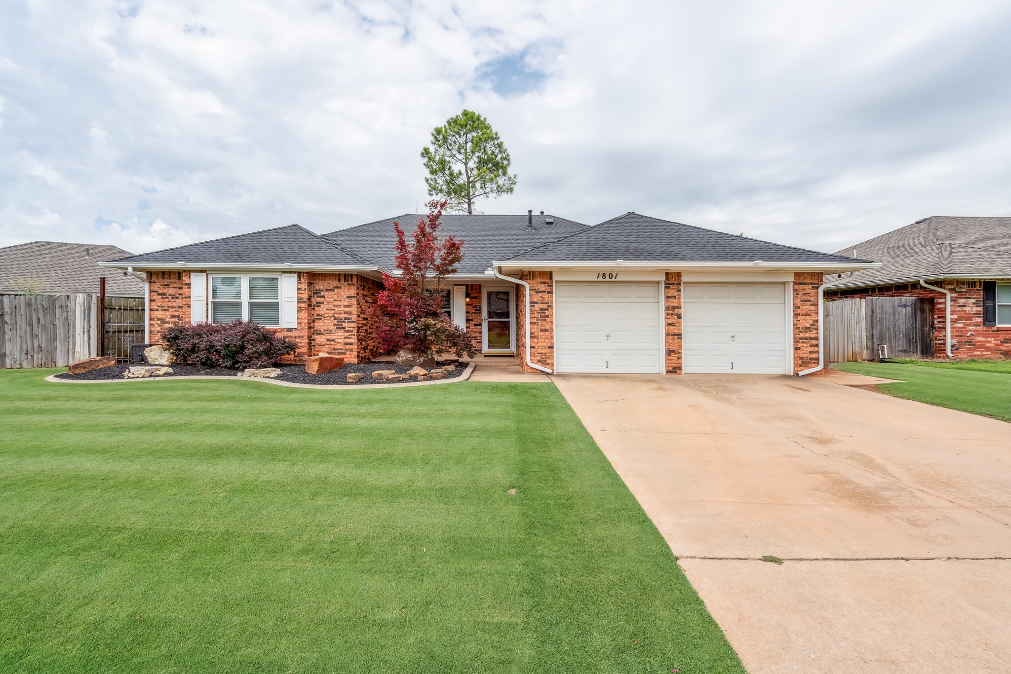 1801 E Hills Dr_003.jpg