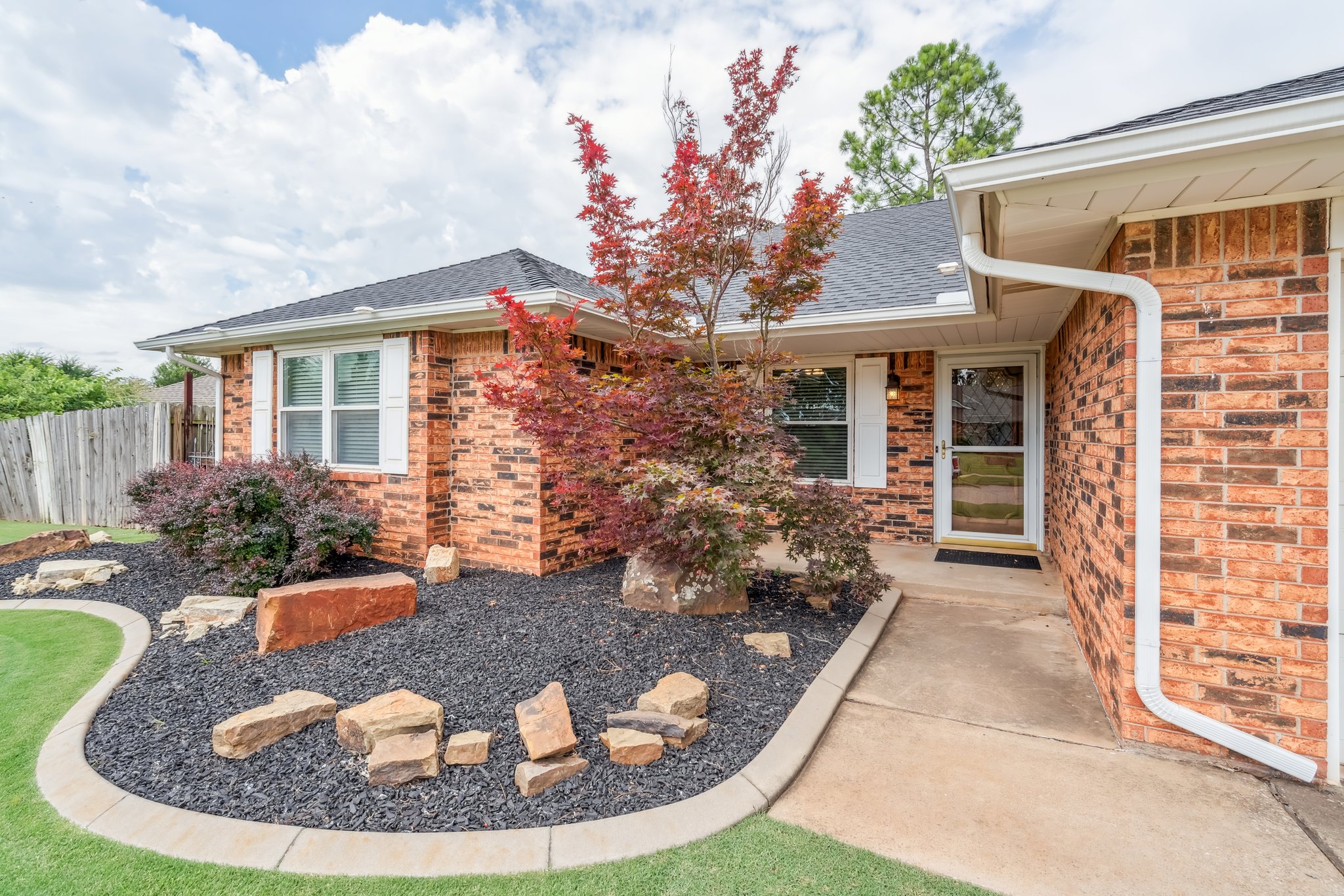 1801 E Hills Dr_004.jpg